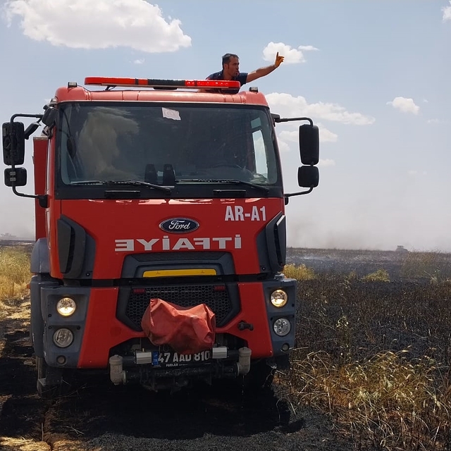 Mardin'de buğday ve arpa ekili alanda çıkan yangın söndürüldü