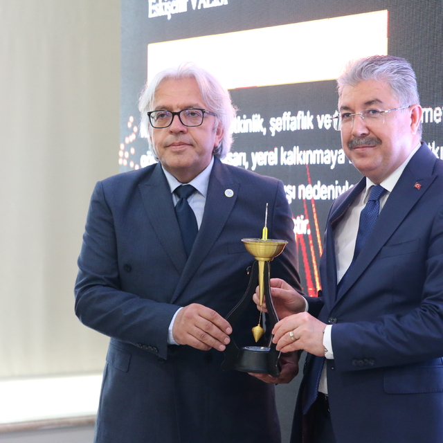 Eskişehir Valisi Yılmaz'a "yılın mülki idare amiri" ödülü