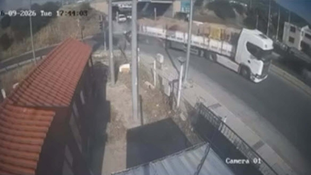 TIR'a çarpan otomobilin sürücüsünün öldüğü kaza kamerada