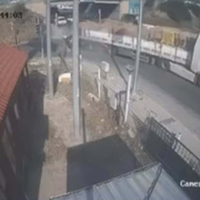 TIR'a çarpan otomobilin sürücüsünün öldüğü kaza kamerada