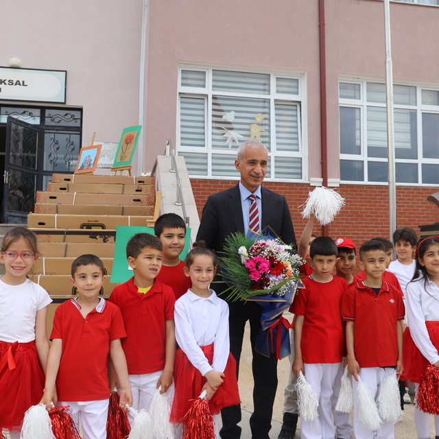 Gölbaşı'nda başarılı öğrencilere bisiklet hediye edildi