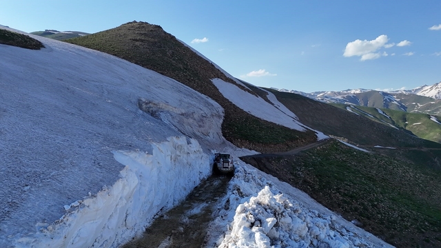 Hakkari'de 5 metreyi bulan karda yayla yolları açılıyor