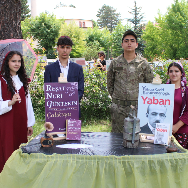 Lise öğrencileri "Roman Kahramanları Festivali" kapsamında roman karakterle...