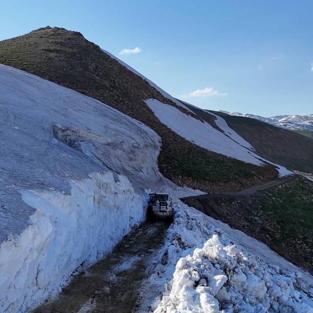 Hakkari'de 5 metreyi bulan karda yayla yolları açılıyor