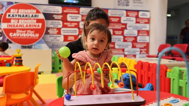 Belediyenin kapısından giren çocuklar artık oyunla karşılanıyor