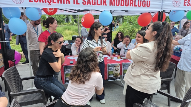 Eskişehir'de vatandaşların 'hareket yaşı' ölçülüyor
81 ilde eş zamanlı "Hareket Yaşını Öğren, Sağlıklı Kal" etkinliği başladı
Eskişehir İl Sağlık Müdürü Doç. Dr. Yaşar Bildirici:
"Hareket yaşı takvim yaşından geride kalanları Sağlıklı Hayat Merkezlerimize yönlendiriyoruz"