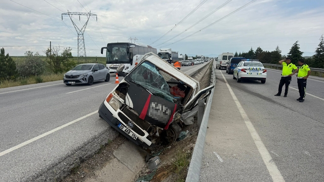 Kazada araçta sıkışan sürücünün imdadına vinç operatörü yetişti