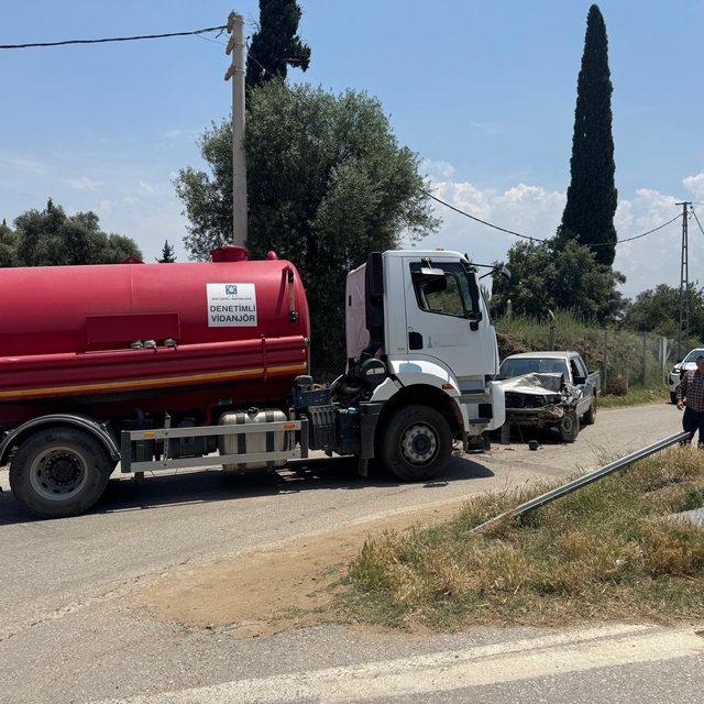 Ödemiş'te vidanjör ile otomobilin çarpıştığı kazada 1 kişi yaralandı
