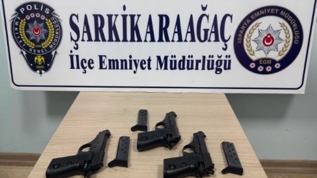 Şarkikaraağaç'ta ruhsatsız silah operasyonu: 2 şüpheli hakkında işlem başlatıldı