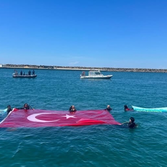 Edirne'de "kurbağa adamlar" Saros Körfezi'nde deniz dibini temizledi