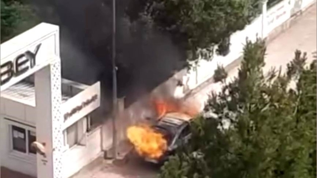 Diyarbakır'da seyir halindeki araç alev topuna döndü