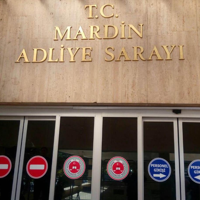 Babasının aracına bombalı tuzak kuran sanık ile 3 arkadaşına verilen cezanı...