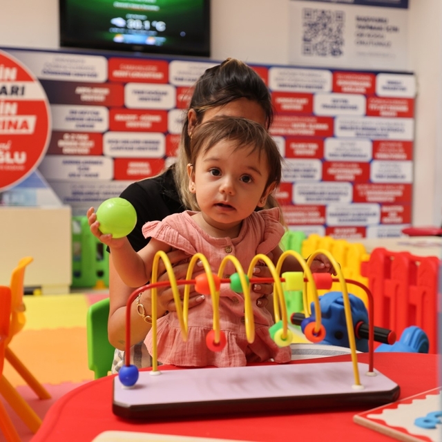 Belediyenin kapısından giren çocuklar artık oyunla karşılanıyor