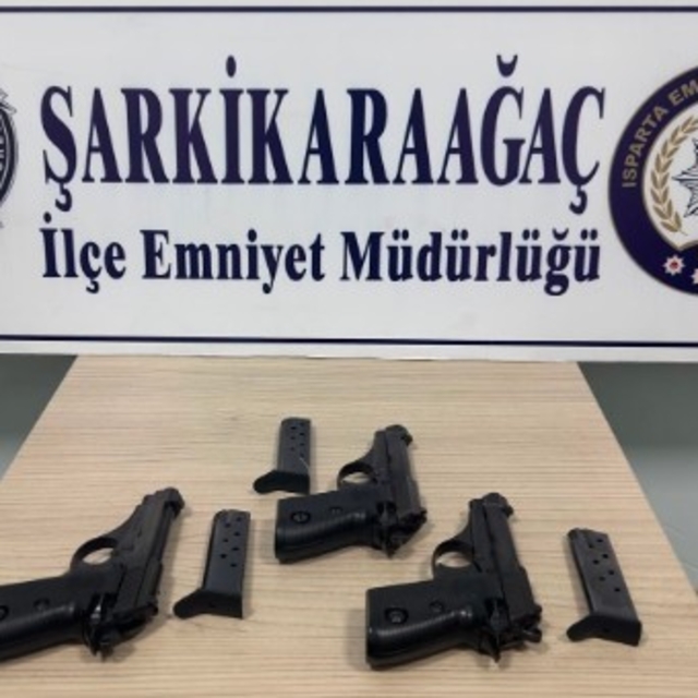 Şarkikaraağaç'ta ruhsatsız silah operasyonu: 2 şüpheli hakkında işlem başla...