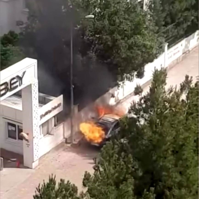 Diyarbakır'da seyir halindeki araç alev topuna döndü