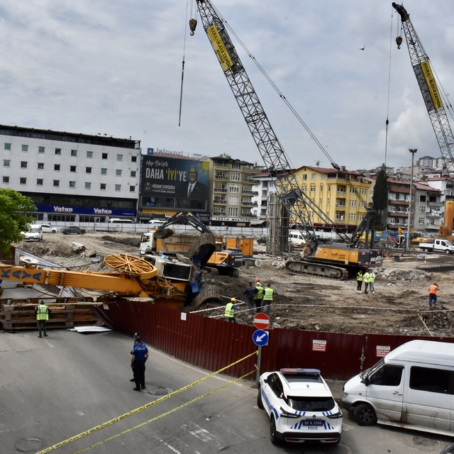 Ordu'da devrilen iş makinesinin operatörü yaralandı