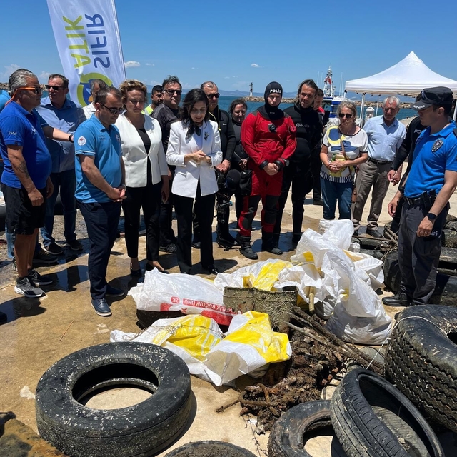 Saros'ta denizden araç lastikleri ile plastik atıklar çıktı