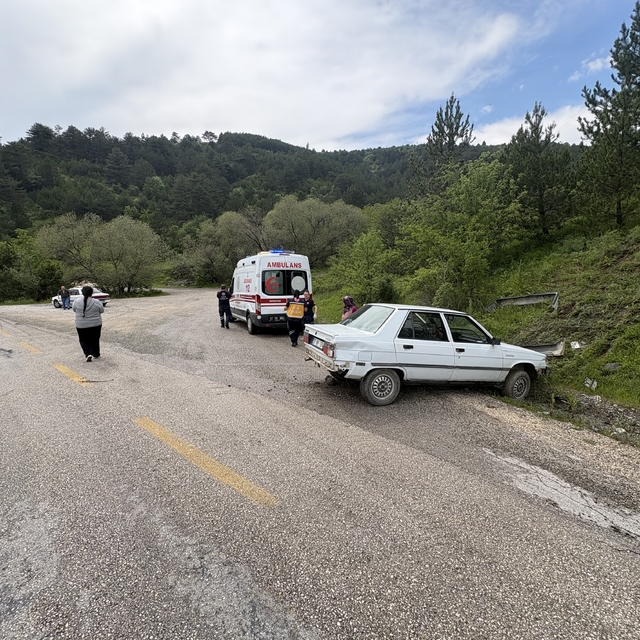 Kastamonu'da kontrolden çıkan otomobil kaza yaptı: 2 yaralı