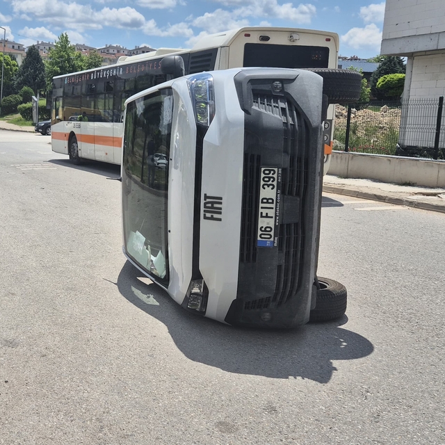 Hafif ticarinin çarptığı PTT aracı yan devrildi