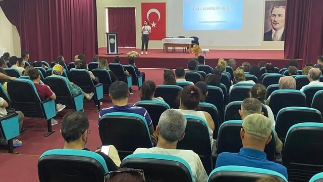Edremit'te okul müdürleri ve rehber öğretmenlere siber güvenlik eğitimi verildi
