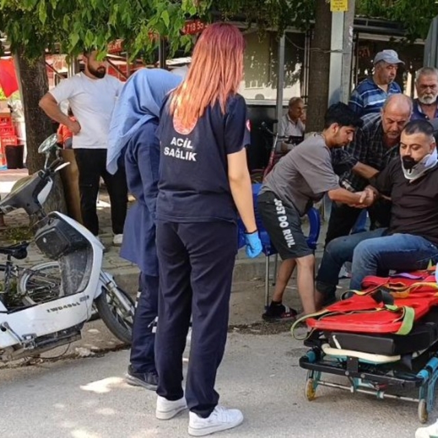 Otomobille çarpışan motosikletin sürücüsü yaralandı