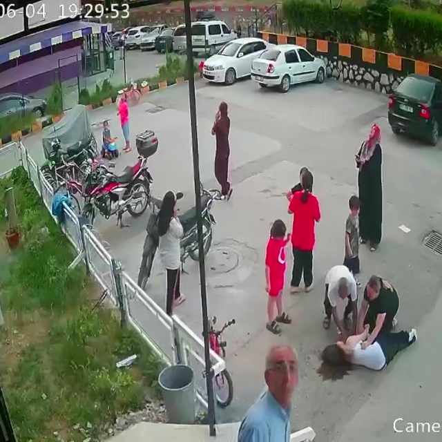 Adana'da 12. kattan düşen kız çocuğu hayata tutundu: Düşme anı kamerada