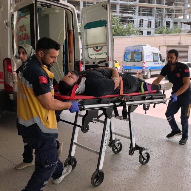 Otomobille çarpışan motosikletli yaralandı: Kaza anı kamerada