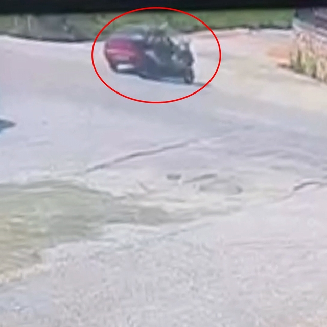 Otomobil ile çarpışan motosikletin sürücüsü yaralandı; kaza anı kamerada