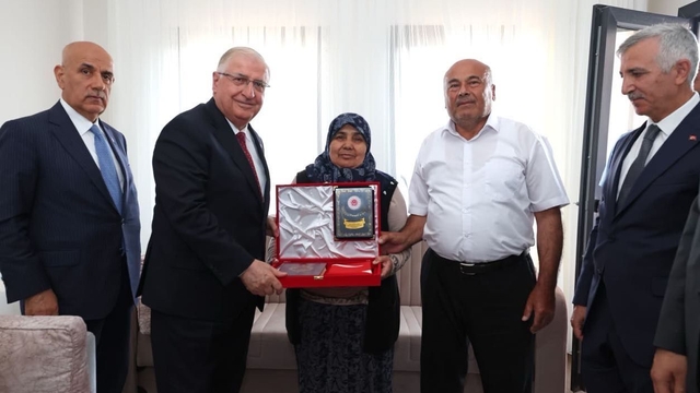 Milli Savunma Bakanı Güler, Kahramanmaraş'ta şehit ailesini ziyaret etti