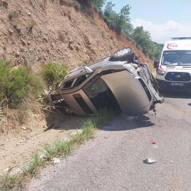 Manisa'da otomobil takla attı: 2 yaralı
