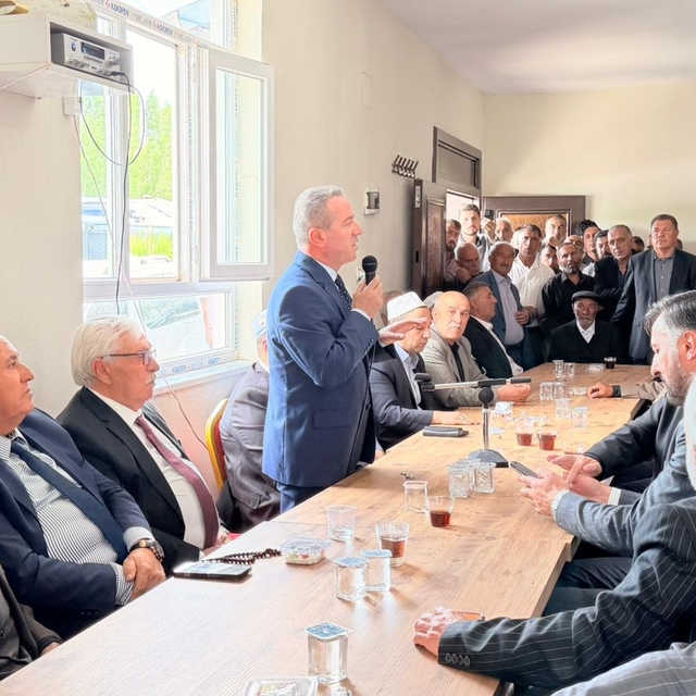 AK Parti Hakkari İl Başkanı Kaya, trafik kazasında ölen Tunç'un yakınlarıyl...