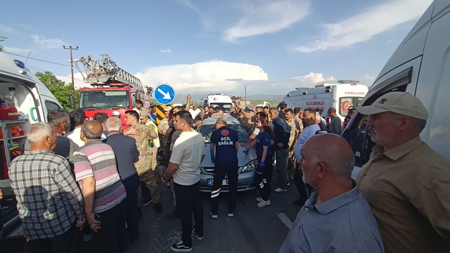 Muradiye'de otomobil ile minibüs çarpıştı: 5 yaralı