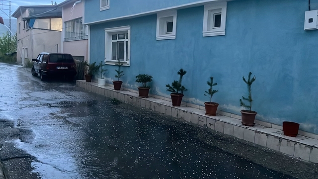 Bayburt'ta kısa süreli dolu etkili oldu