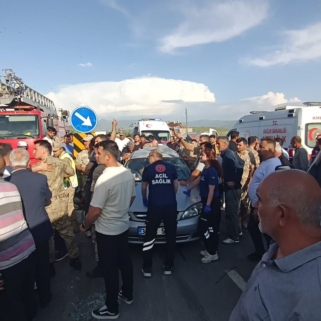 Muradiye'de otomobil ile minibüs çarpıştı: 5 yaralı