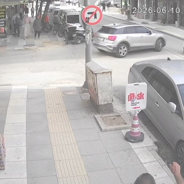 Kontrolsüzce yola çıkan otomobil kazaya neden oldu