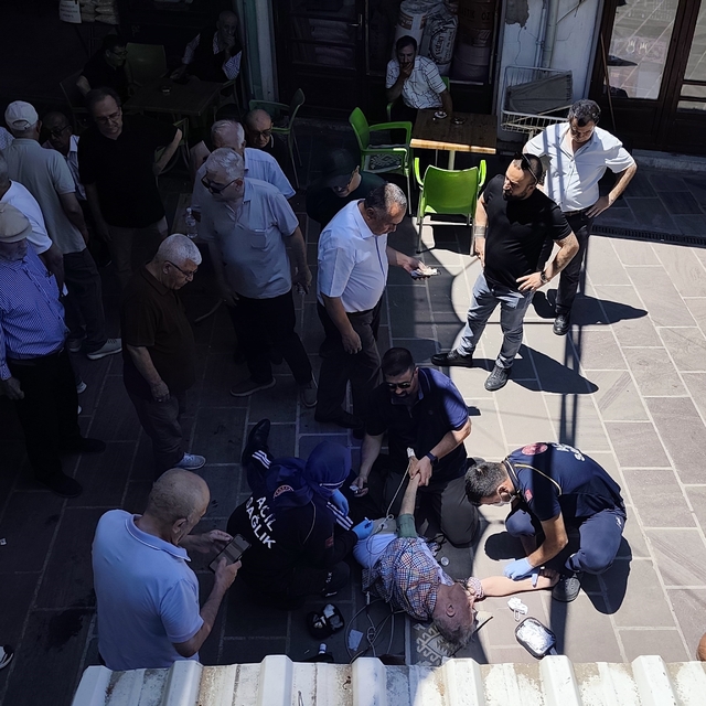 Kalp krizinden ölen arkadaşının cenazesinde kalp krizi geçirdi