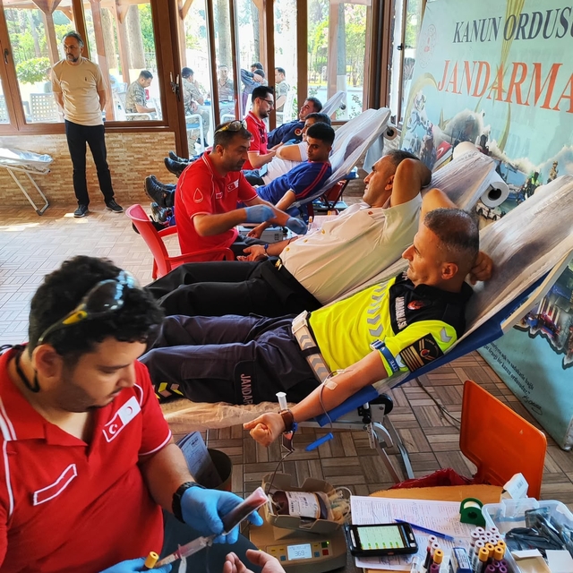Antalya'da jandarma personeli Türk Kızılaya kan bağışında bulundu
