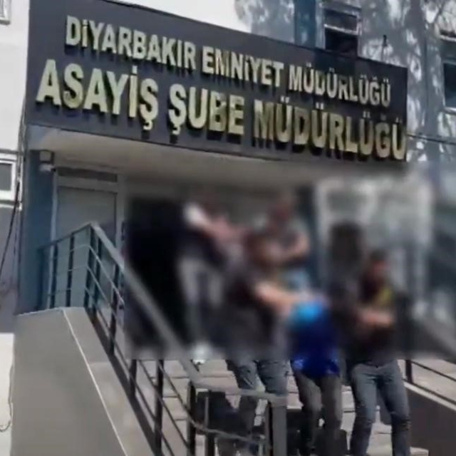 Diyarbakır'da Yapı Kredi Bankası şubesine silahlı saldırıyla ilgili 2 tutuk...