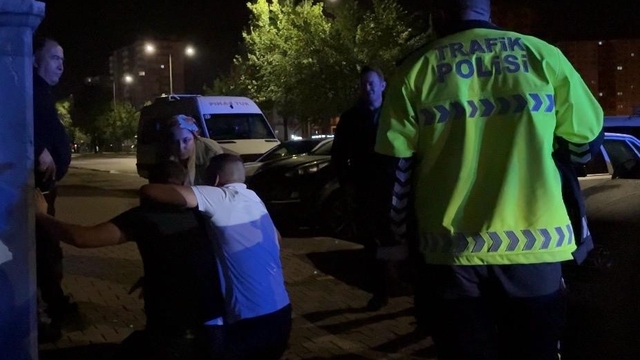 Bu kez alkollü sürücü değil, yolcu zorluk çıkardı: 432 bin TL para cezası yazıldı
Kayseri'de polisin 'dur' ihtarına uymayan alkollü sürücü evinin önünde yakalandı