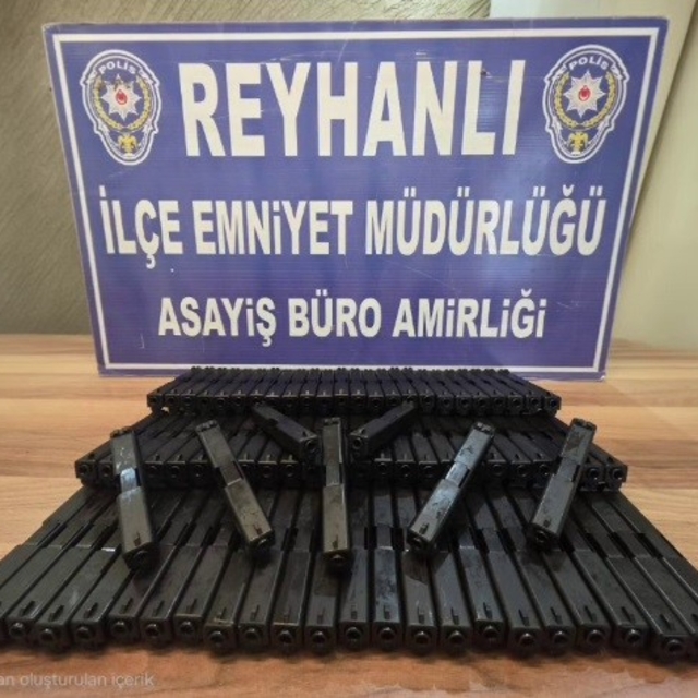 Otomobilin bagajındaki zuladan onlarca silah parçası çıktı