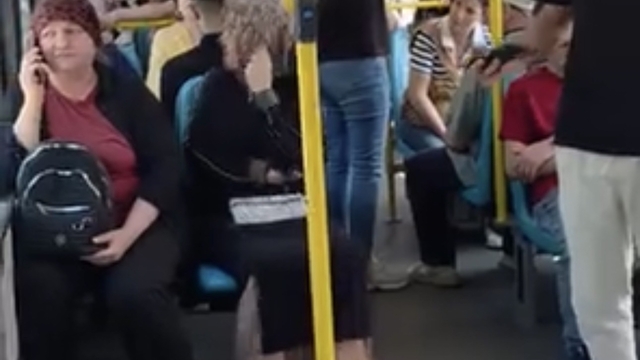 Metro'da yüksek sesle konuşma tartışması