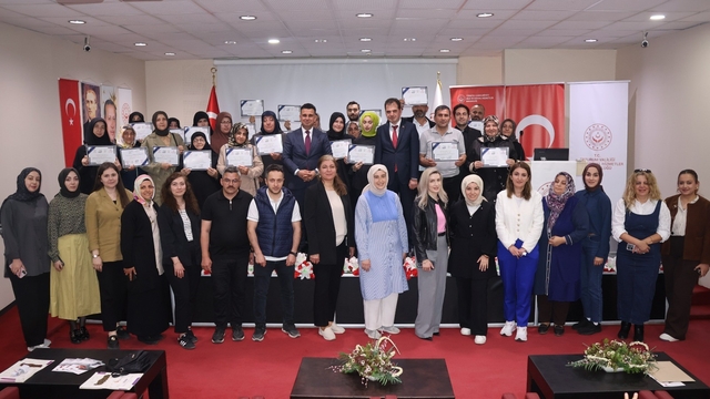 Erzurum'da "Benim köklü ailem" projesinde sertifika heyecanı