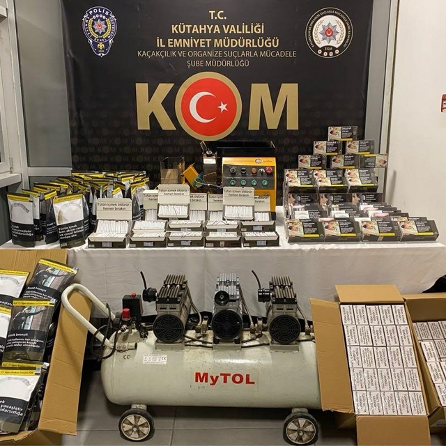 Kütahya'da kaçakçılığa darbe, binlerce makaron ve kaçak telefon ele geçiril...