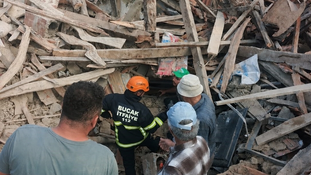 Burdur'da kerpiç ev çöktü: 2 kişi yaralandı, enkaz altındaki büyükbaş hayvan kurtarıldı