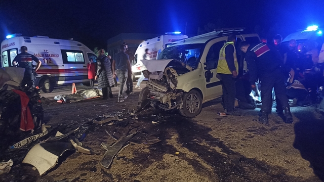 Sivas'ta iki araç kafa kafaya çarpıştı: 1 ölü, 3'ü ağır 7 yaralı (GÜNCELLEME)
Hac dönüşü geçirdikleri trafik kazasında babası vefat etti, kendisi ise ağır yaralandı