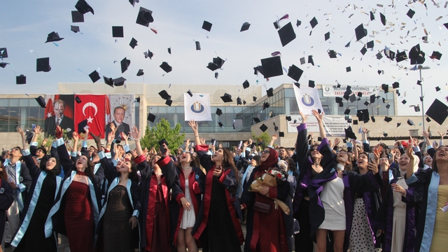 ODÜ'de 3 bin 200 öğrencinin mezuniyet heyecanı
Anne Üniversitesi ve 3. Yaş Üniversitesi katılımcıları ile Düriye Çetinceviz Anaokulu öğrencilerine de mezuniyet belgeleri verildi, 7'den 70' mezuniyet coşkusu yaşandı