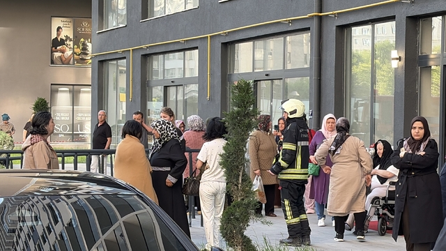 20 katlı binada yangın paniği: Bina sakinleri sokağa döküldü
Üçüncü kez yanlış alarm veren yangın sensörü bina sakinlerinin tepkisini çekti