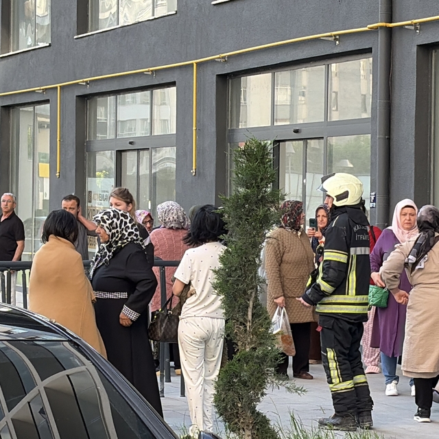 20 katlı binada yangın paniği: Bina sakinleri sokağa döküldü
Üçüncü kez yan...