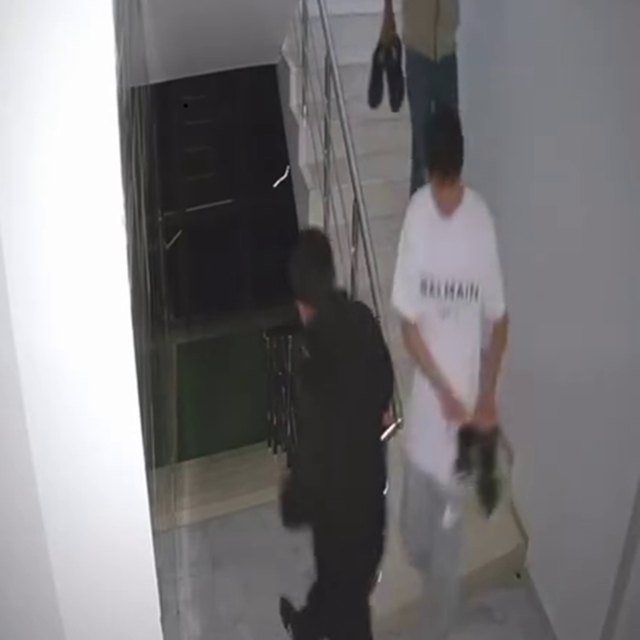 Suç makinesi çocuk hırsızlar çaldıkları ayakkabıların kalitesini kontrol ed...