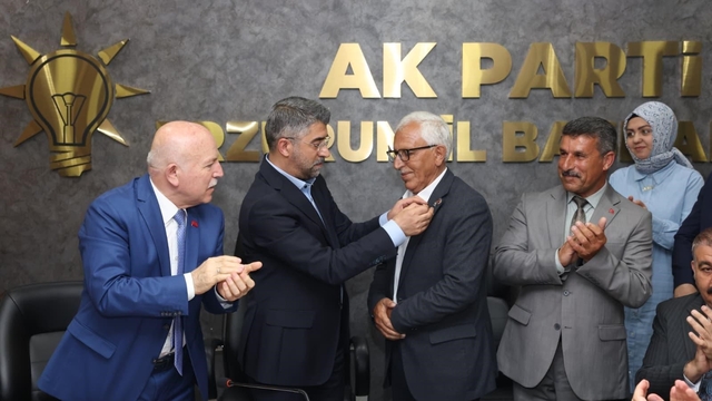 CHP'li meclis üyesi istifa ederek AK Parti'ye geçti